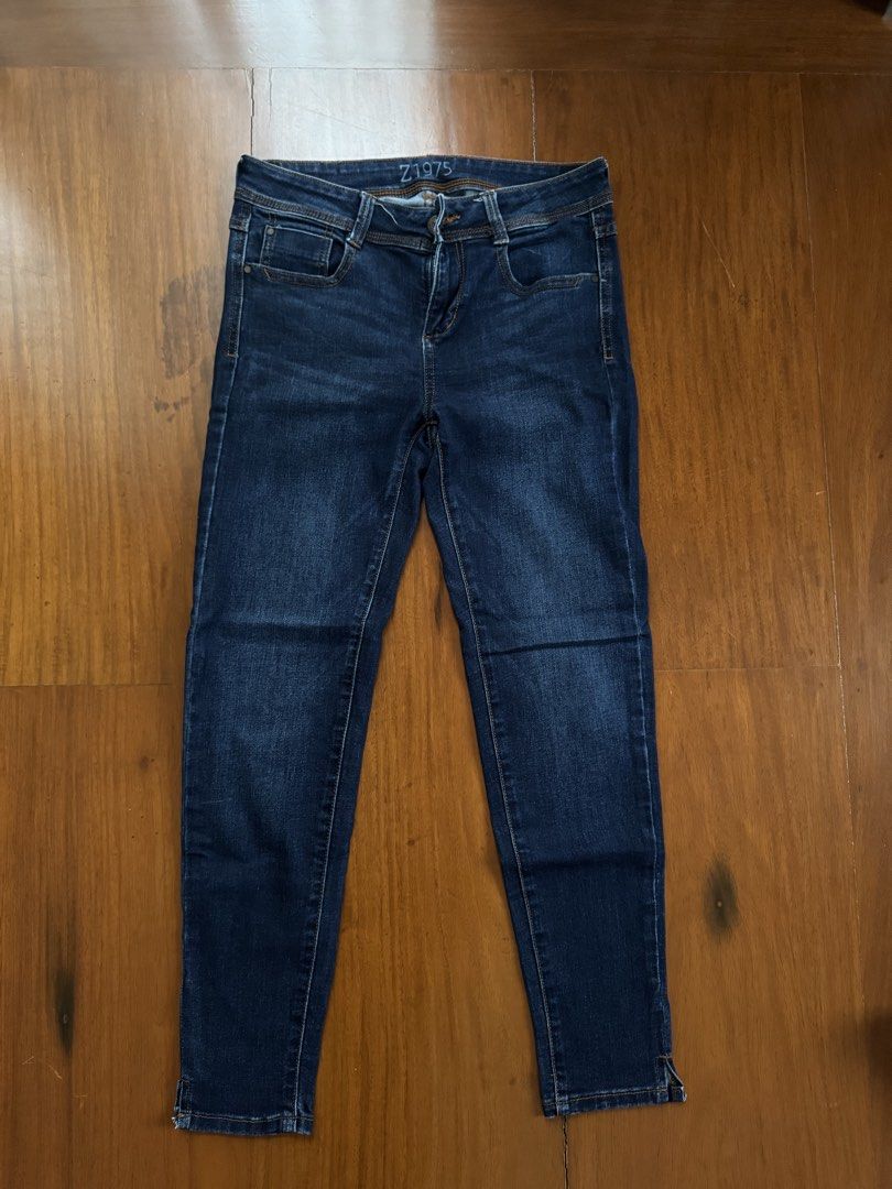 ZARA BASIC Z1975 DENIM Skinny Jeans (Category: Jeans) located in Pasig City. Submitted by kutleyn (Listing ID 1460113176, Image 1). Description: - Zara Basic Z1975 Denim skinny jeans - Dark wash - Size: 36 EUR / 04 USA / 26 MEX - Features a slight slit at the ankle hem - Made in Bangladesh - Ideal for everyday wear.