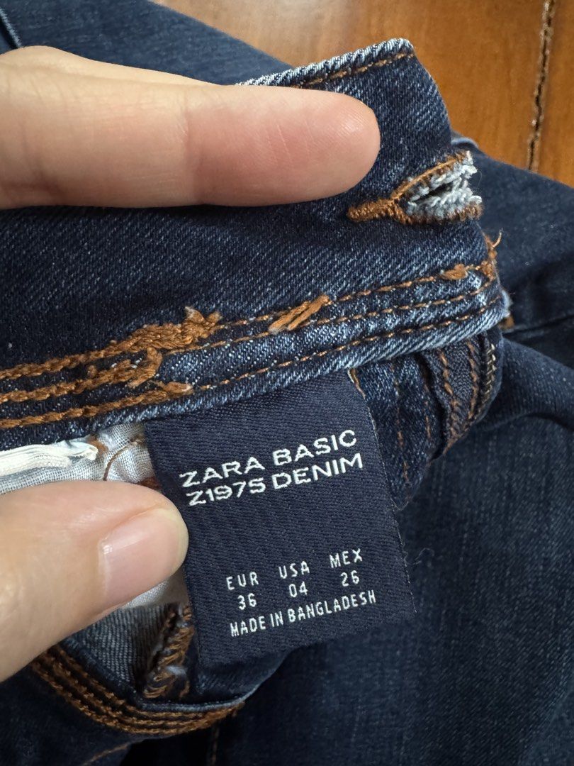 ZARA BASIC Z1975 DENIM Skinny Jeans (Category: Jeans) located in Pasig City. Submitted by kutleyn (Listing ID 1460113176, Image 2). Description: - Zara Basic Z1975 Denim skinny jeans - Dark wash - Size: 36 EUR / 04 USA / 26 MEX - Features a slight slit at the ankle hem - Made in Bangladesh - Ideal for everyday wear.