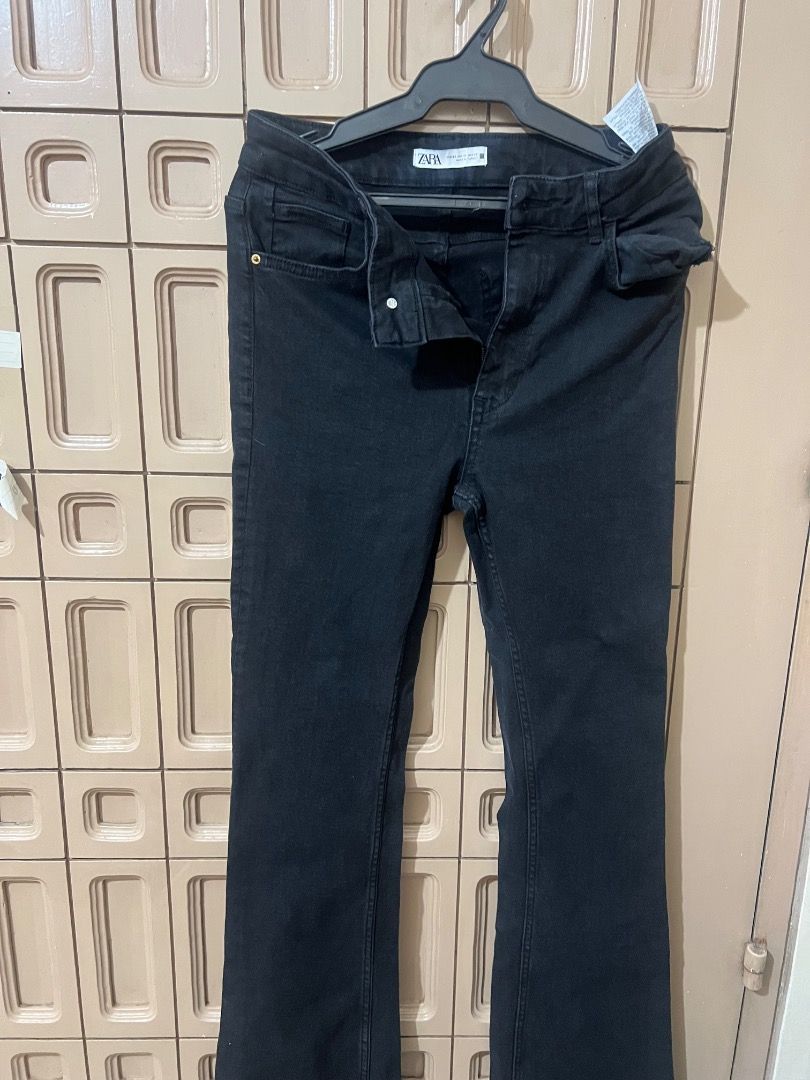 ZARA Black Flare Jeans (Category: Jeans) located in Pasay City. Submitted by sharshay317 (Listing ID 1460301177, Image 2). Description: Black flare jeans from ZARA. Classic five-pocket style. Button and zip closure at the front. These are a staple piece for any wardrobe. Easy to dress up or down. Great for everyday wear. Never been used. US 10 .