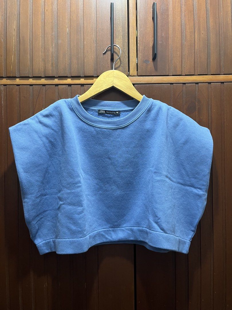 Zara Blue Cropped Sweatshirt (Category: Longsleeves) located in Cagayan de Oro. Submitted by prelovederela (Listing ID 1460257818, Image 1). Description: -i have this in black!.