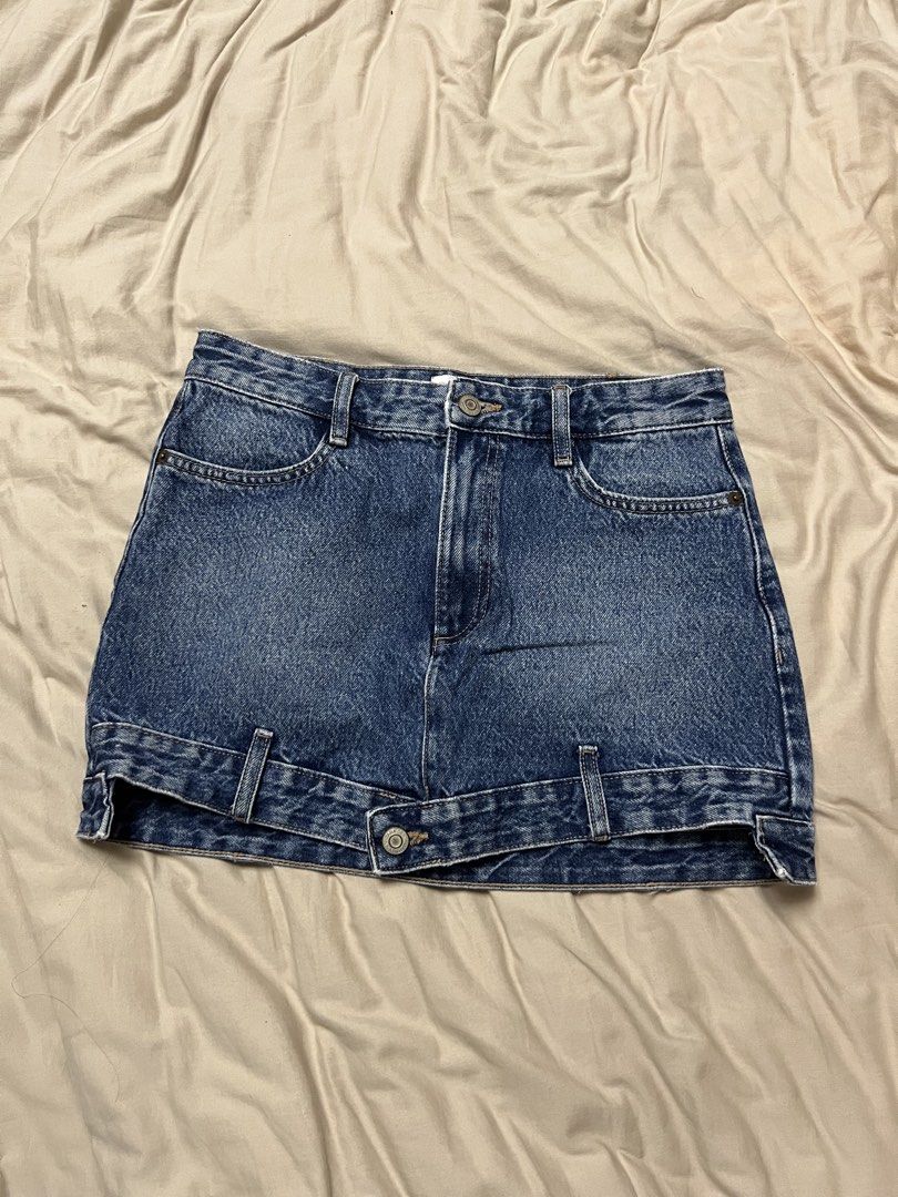 Zara Blue Denim Mini Skirt (Category: Skirts) located in Paranaque City. Submitted by dubaichocolei (Listing ID 1460195307, Image 1). Description: - Zara blue denim mini skirt - Classic five-pocket styling - Belt loops at the waist - Unique layered hem detail - Made in Bangladesh - Great for casual outfits.