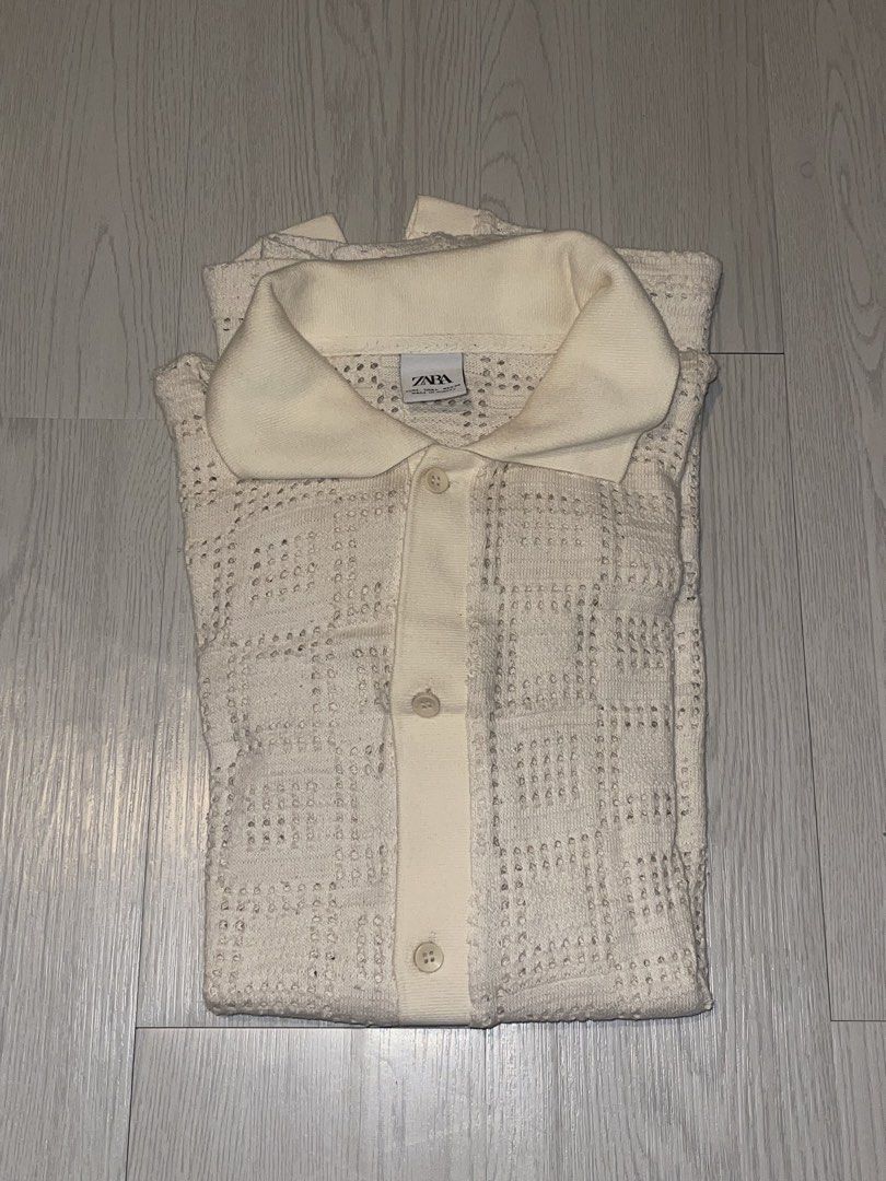 Zara Cream Textured Button-Up Shirt (Category: Tshirts & Polo Shirts ) located in San Juan City. Submitted by shop.wels (Listing ID 1460129341, Image 2). Description: - Cream-colored Zara shirt - Textured cotton fabric - Relaxed fit - Full button-up front with collar - Estimated size: US Large - Ideal for a minimalist aesthetic - Versatile: pair with trousers or shorts.