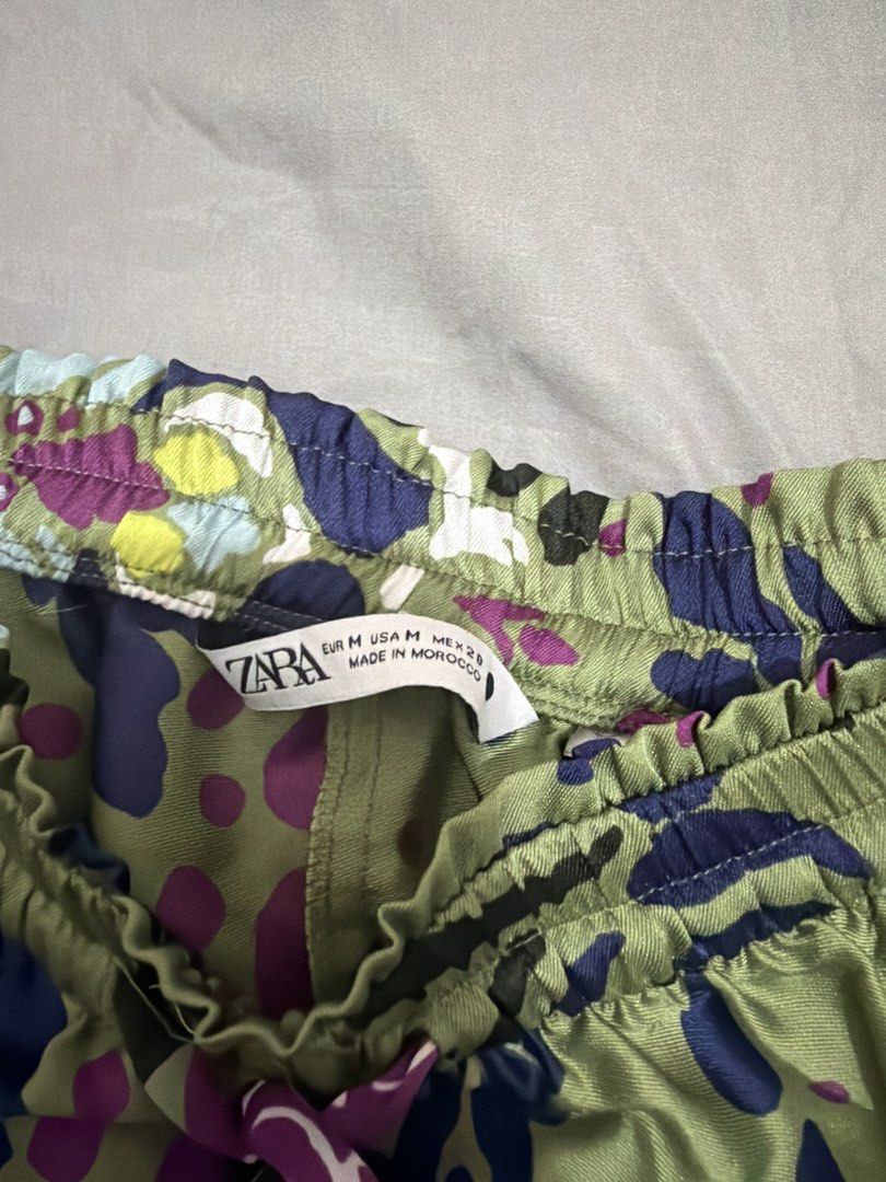 Zara Green Floral Print Drawstring Shorts (Category: Shorts) located in Binan City. Submitted by sunsetmargarita (Listing ID 1460194749, Image 2). Description: Medium Used once.