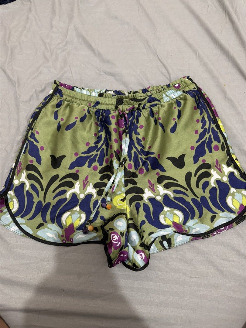 Zara Green Floral Print Drawstring Shorts (Category: Shorts) located in Binan City. Submitted by sunsetmargarita (Listing ID 1460194749, Image 1). Description: Medium Used once.