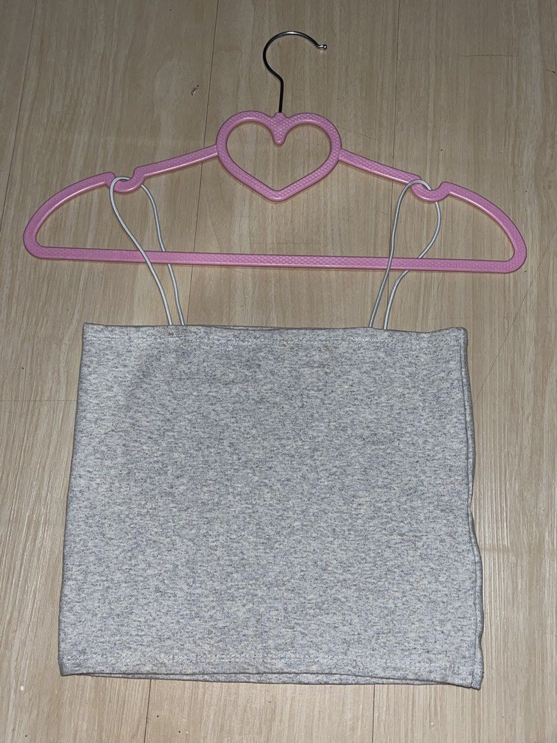 Zara Grey Ribbed Cropped Tank Top (Category: Sleeveless) located in Santa Rosa. Submitted by angee18 (Listing ID 1460194038, Image 1). Description: - Grey ribbed cropped tank top from Zara - Spaghetti straps - Stretchy material - Versatile for layering or wearing on its own - Easily pairs with jeans or skirts - FITS XS - SMALL.