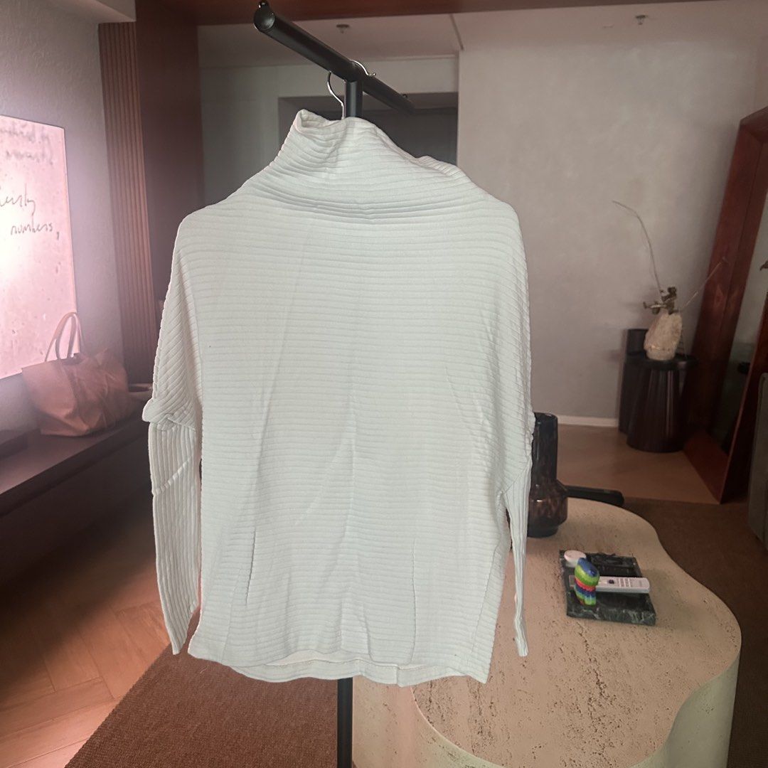 Zara white turtleneck sweater (Category: Coats, Jackets and Outerwear) located in Pasig City. Submitted by ynahperez (Listing ID 1460213849, Image 1). Description: .