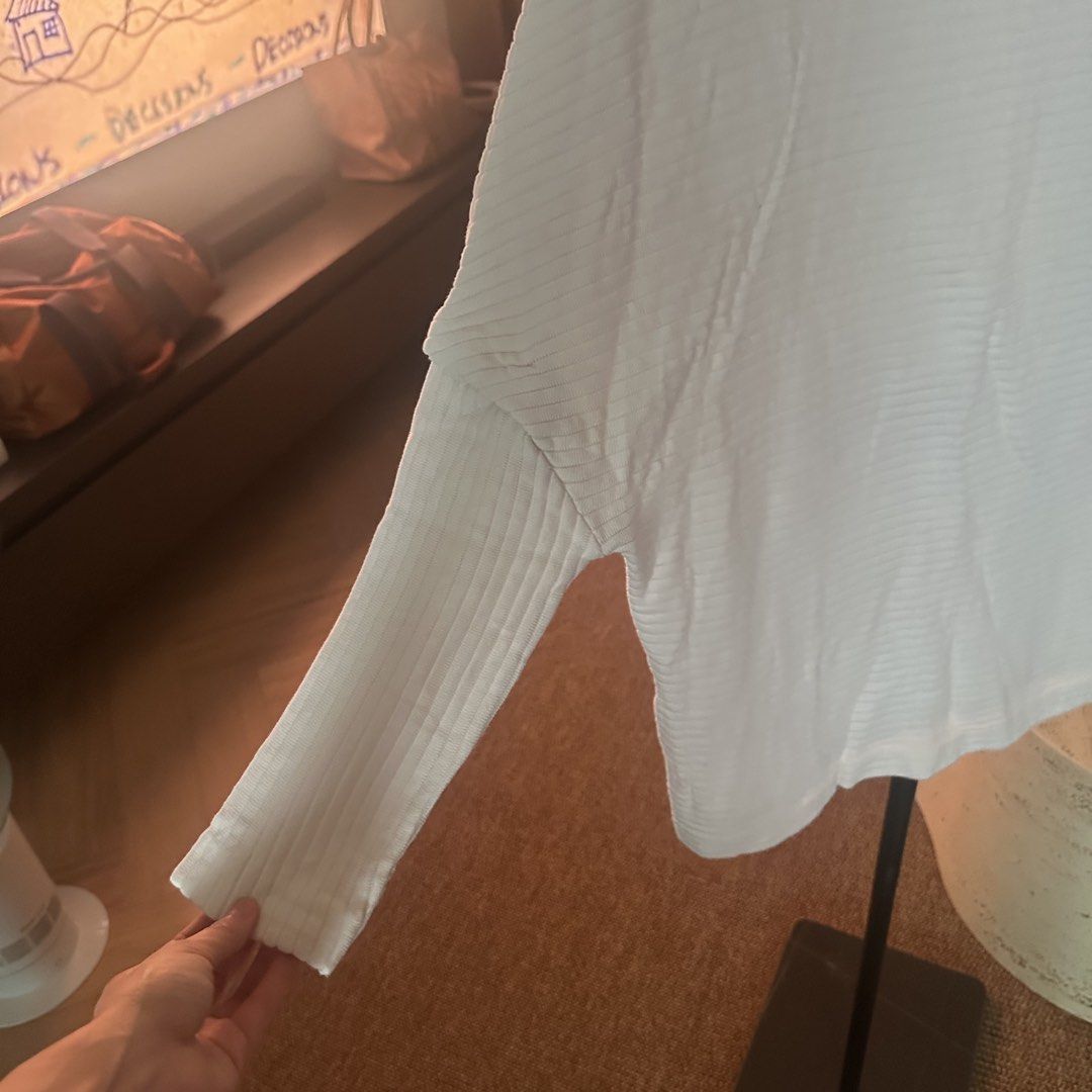 Zara white turtleneck sweater (Category: Coats, Jackets and Outerwear) located in Pasig City. Submitted by ynahperez (Listing ID 1460213849, Image 3). Description: .