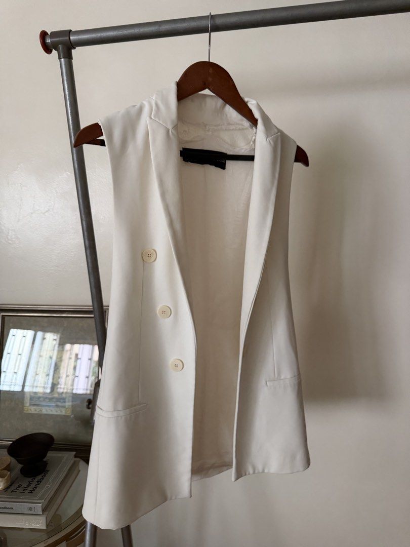 Zara White Vest (Category: Others Tops) located in Manila. Submitted by thriftfactor (Listing ID 1460167182, Image 1). Description: .