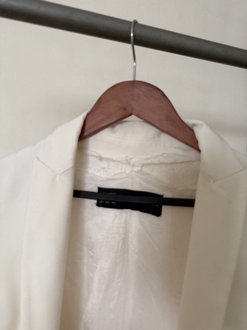 Zara White Vest (Category: Others Tops) located in Manila. Submitted by thriftfactor (Listing ID 1460167182, Image 2). Description: .