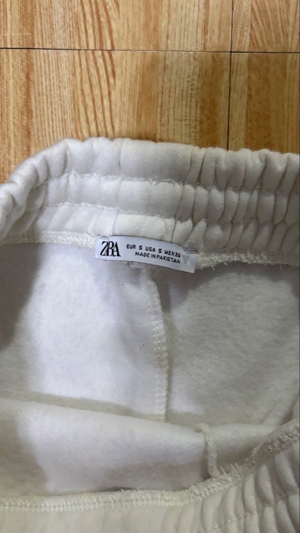 ZARA White Wide Leg Sweatpants Size S (Category: Other Bottoms) located in Makati City. Submitted by lbrn.jms (Listing ID 1460178492, Image 2). Description: - White wide-leg sweatpants from ZARA - Elastic waistband with drawstring - Made in Pakistan - Size S - Comfortable and casual, ideal for lounging or running errands.