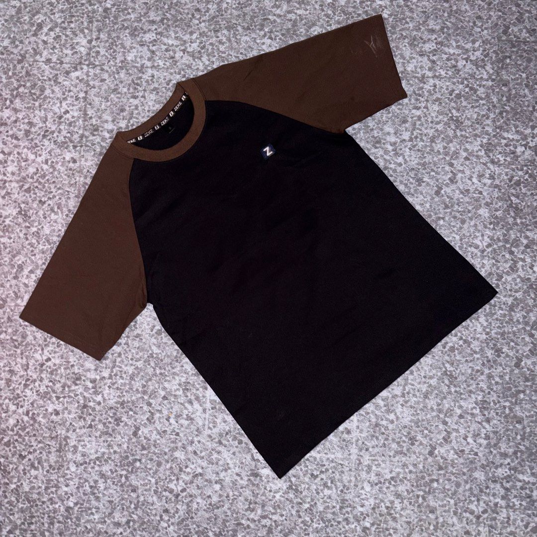 Zeke Basic Tee (Category: Tshirts & Polo Shirts) located in Ayer Molek. Submitted by hzqlqmnn (Listing ID 1460231738, Image 1). Description: P19 / L25 (S ON TAG) CONDITION 8.5/10 💬 PM FOR DETAIL 📦 POSTAGE — DFOD JNT.