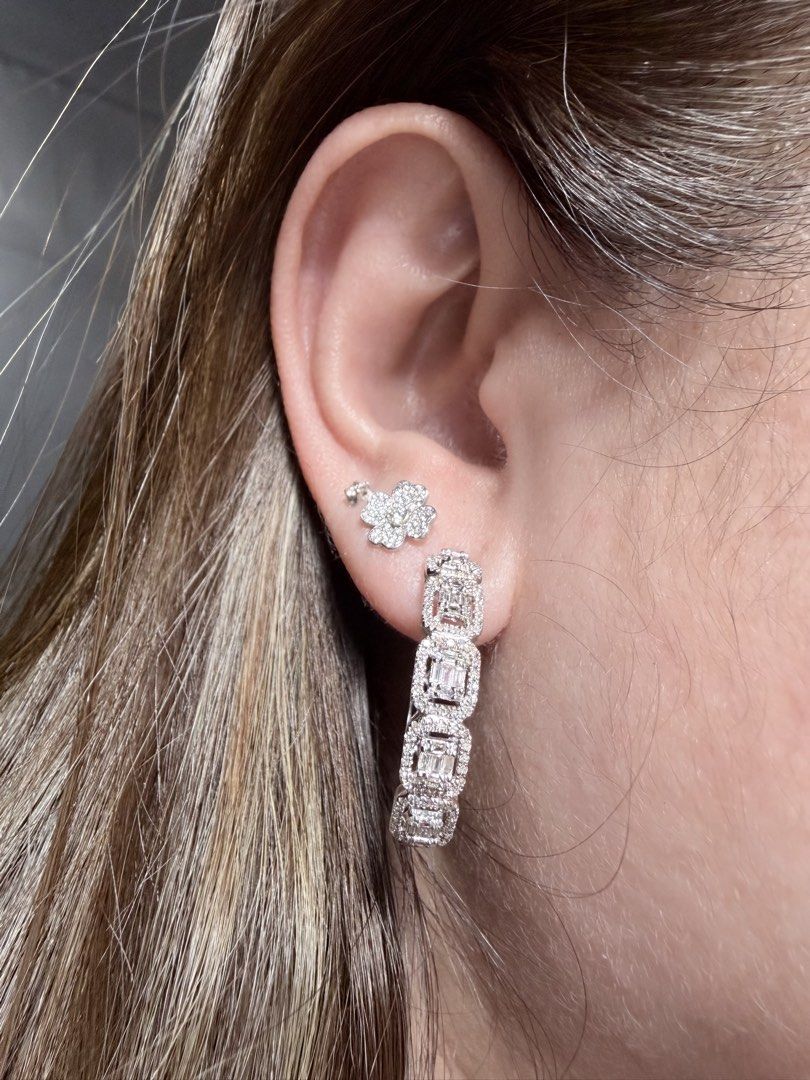14k Diamond loop earrings (Category: Earrings) located in Quezon City. Submitted by she_101279 (Listing ID 1460342895, Image 2). Description: 14k Diamond big loop earrings 💯% Natural diamonds 💯% genuine & pawnable 20 peso size / for size Reference Sold per piece not per gram🫶.