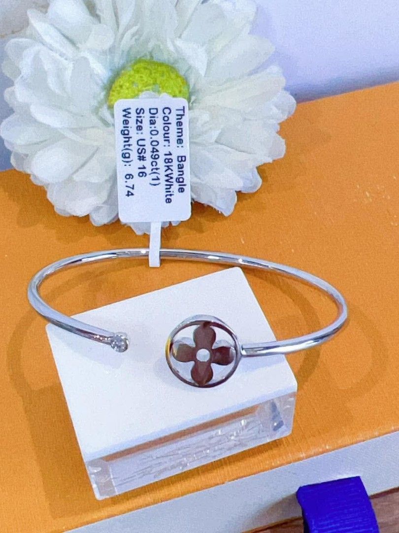 18k HongKong setting gold diamond LV bangle (Category: Bracelets) located in Manila. Submitted by bhelgoldseller2ndaccount (Listing ID 1460322098, Image 3). Description: New!!✨New!!✨New!! 18k HongKong setting Gold 10,600/g 💯pawnable/naisasanla 💯with high appraisal rate 💯good investment 💯Direct supplier price 👉OPEN for resellers 🌺please take time to evaluate their actual sizes and grams 👉Best panggift for all occasions ✅ Sold per grams not 