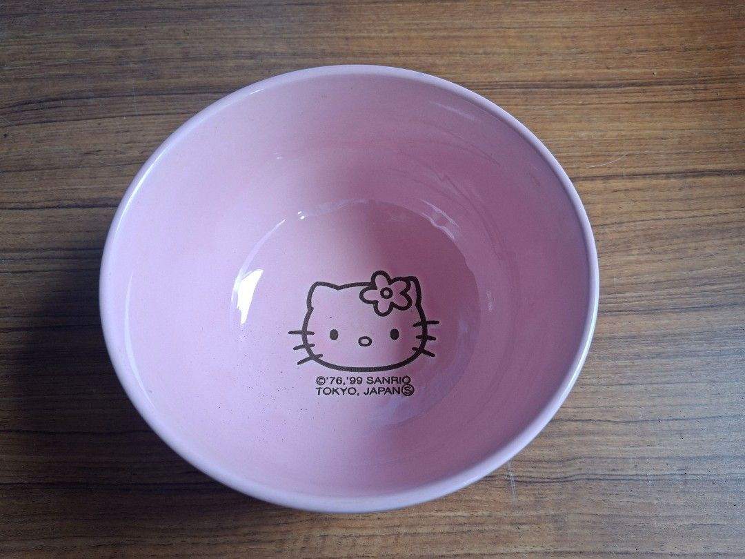 1999 Sanrio Hello Kitty Pink Ceramic Bowl (Category: Other Kitchenware & Tableware) located in Consolacion. Submitted by luxekerei (Listing ID 1460358944, Image 1). Description: - vintage 1999 Sanrio Hello Kitty pink ceramic bowl featuring a classic line-art design of the character.