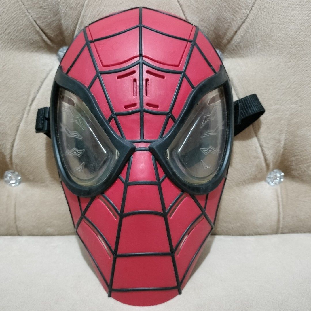 2016 Marvel Hasbro UK Spiderman Mask (Category: Occasions & Party Supplies) located in Imus. Submitted by viaysthriftshop (Listing ID 1460375010, Image 1). Description: sound not working, rusty battery compartment.Buy as is.