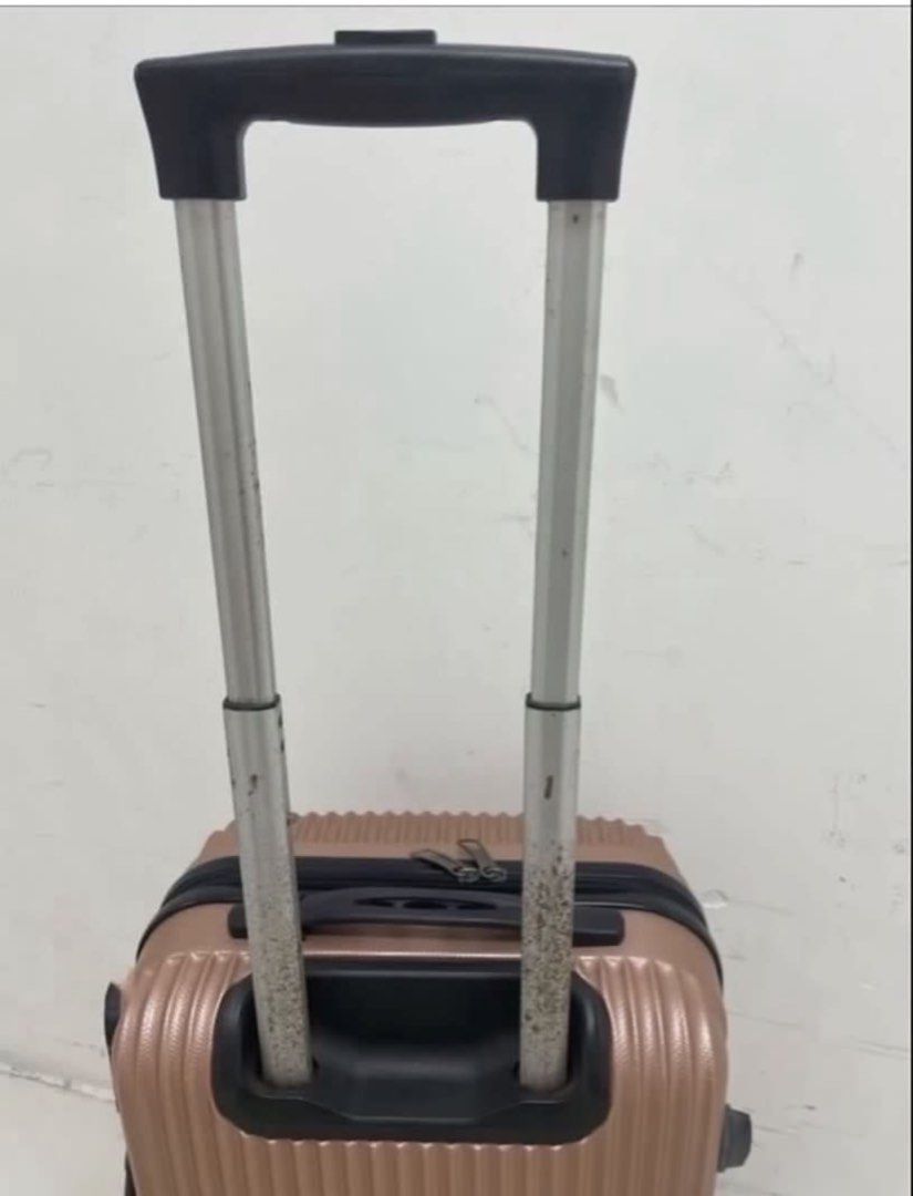 行李篋-約20-22寸 （分類：旅遊 - 行李箱）位於 Hong Kong。 由 liu7070 提交（商品編號 1460468066，圖片 3）。簡介： 不適合完美主義者(5成新擱置 ➡️HK$23 確定要貨為主,問問題/回答不代表留貨 介意者勿購/勿插/勿留言 香港支付寶過數後二至五天寄貨 順豐運費到付 平日11:20早上荔枝角面交（假期除外。