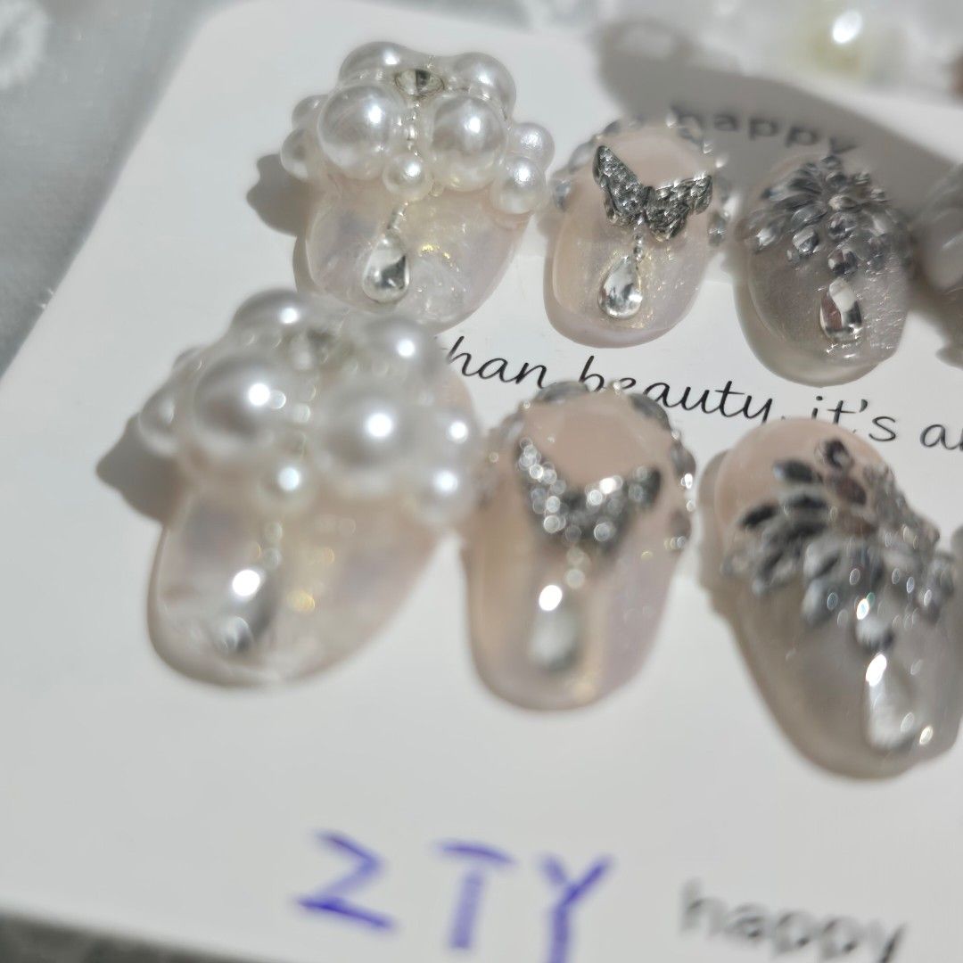 Small Mid Oval 3D Pearl & Rhinestone Press-On Nails Set (Category: Hands & Nails) located in Makati City. Submitted by jangmiscloset (Listing ID 1460321149, Image 3). Description: Double the glam, get a bonus! Buy any 2 sets (₱200 and up ) and receive a ₱100 nail set FREE. Mix & match your faves and enjoy more styles without spending extra ✨ Beautifully crafted press-on nails - Intricate pearl and rhinestone embellishments - Includes adhesive tab