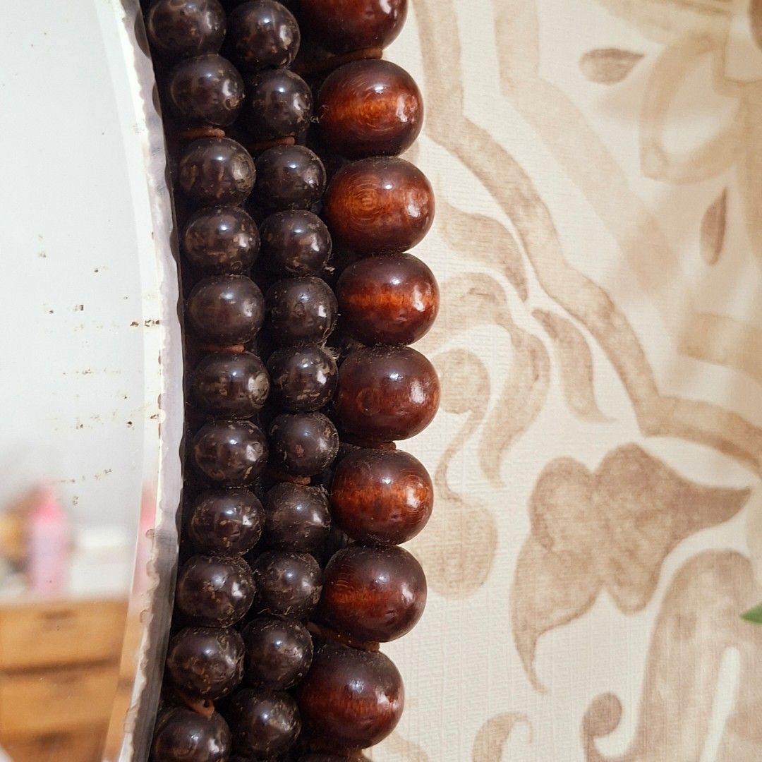 60's vintage small bead mirror boho midcentury (Category: Mirrors) located in Dasmarinas. Submitted by millennialmeetsvintage (Listing ID 1460413261, Image 3). Description: flaw: mirror discolorations as shown on photos overall still in good vintage condition frame 37 x 27 cm mirror 29x19 cm last price posted, no haggling 🙅🏻‍♀️ 🌍ships from DASMA, CAVITE 🚚 shipping via Lalamove only ❌no reservations, first-to-pay basis ❌no physical store, no w