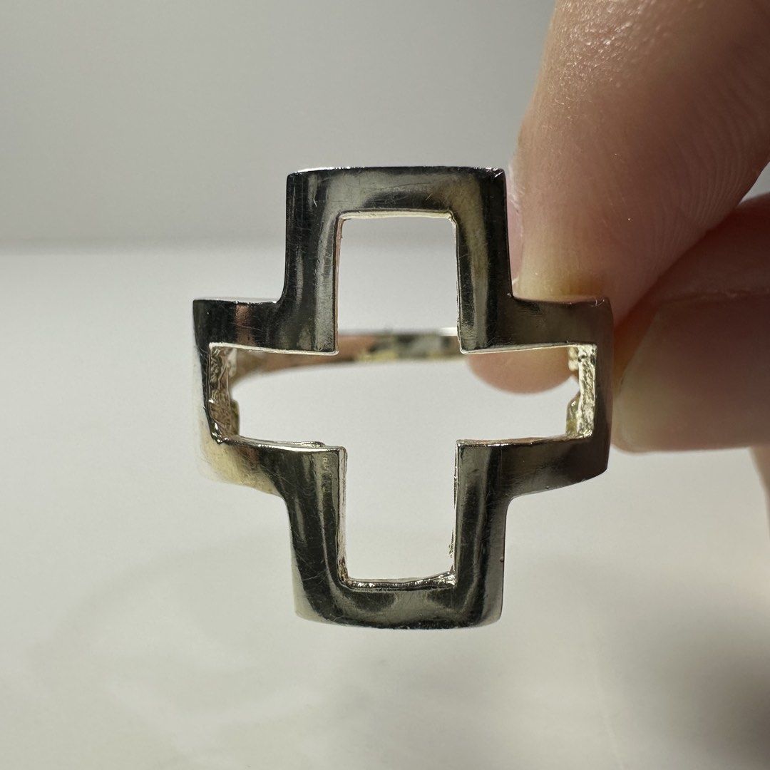 925 big cross silver ring 3g (Category: Rings) located in Pakil. Submitted by primrosehearts (Listing ID 1460439974, Image 2). Description: authentic 925 italy silver with stamping hypoallergenic size: 8 grams: 3g.