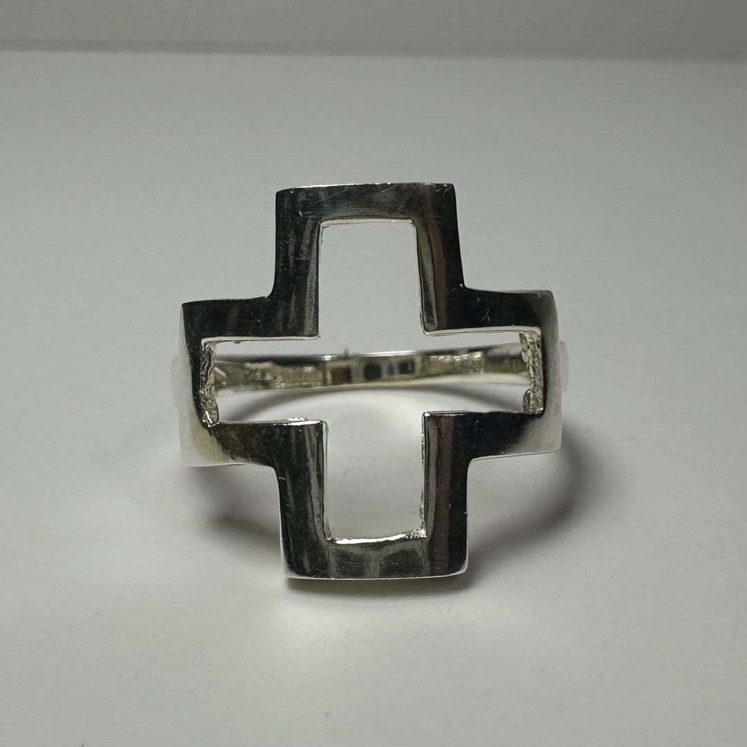 925 big cross silver ring 3g (Category: Rings) located in Pakil. Submitted by primrosehearts (Listing ID 1460439974, Image 1). Description: authentic 925 italy silver with stamping hypoallergenic size: 8 grams: 3g.