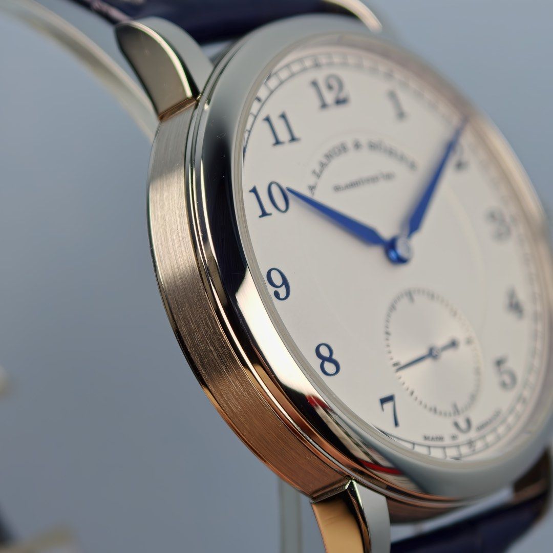 ❗️半價買全套德國經典白金錶皇❗️ A. Lange & Sohne 1815 Small Second White Gold 235.026 （分類：手錶）位於 Hong Kong。 由 timesellerr_ 提交（商品編號 1460343527，圖片 3）。簡介： 腕錶狀態：Like New 近全新 保卡年份：2020 直徑：38.5 mm 機芯：手動上鍊 錶殼物料：白金 錶盤顏色：銀色 配件：全套，有原裝包裝盒及證明文件。