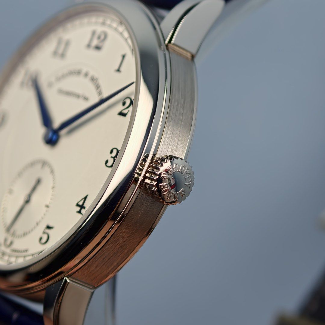 ❗️半價買全套德國經典白金錶皇❗️ A. Lange & Sohne 1815 Small Second White Gold 235.026 （分類：手錶）位於 Hong Kong。 由 timesellerr_ 提交（商品編號 1460343527，圖片 2）。簡介： 腕錶狀態：Like New 近全新 保卡年份：2020 直徑：38.5 mm 機芯：手動上鍊 錶殼物料：白金 錶盤顏色：銀色 配件：全套，有原裝包裝盒及證明文件。