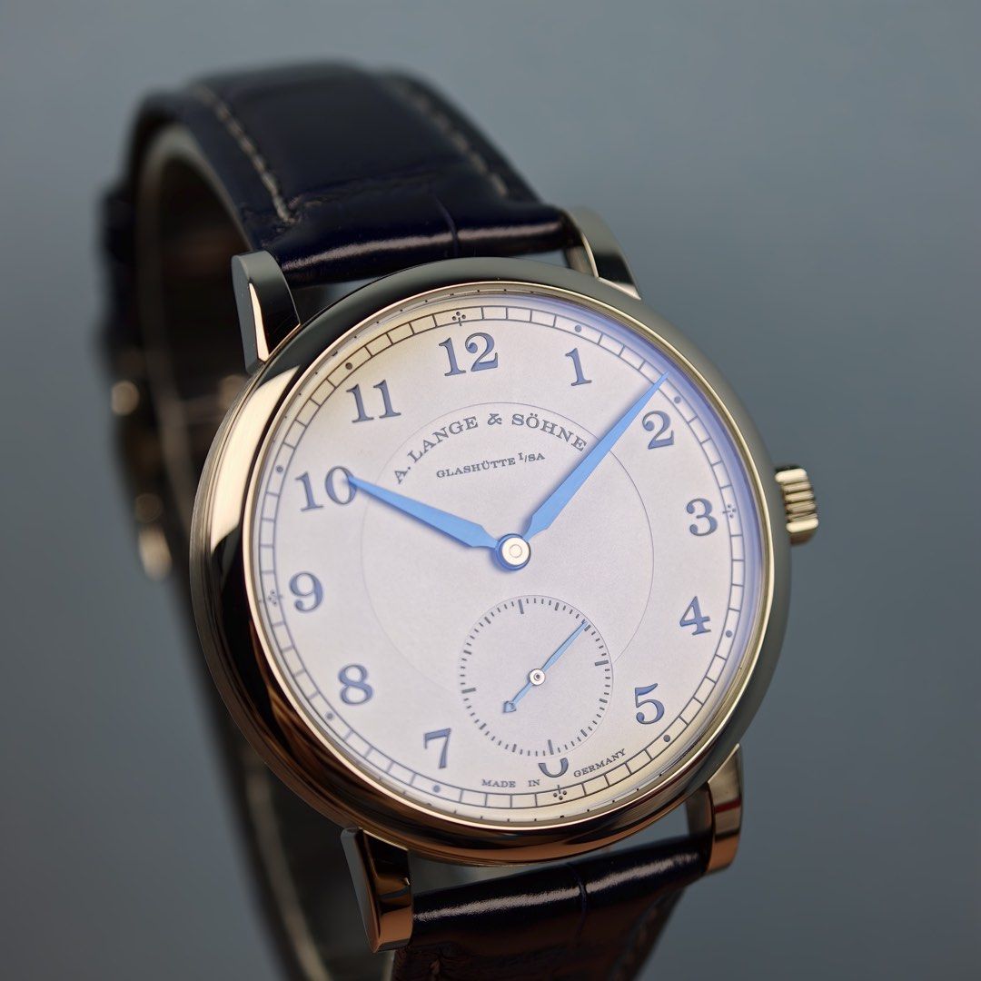 ❗️半價買全套德國經典白金錶皇❗️ A. Lange & Sohne 1815 Small Second White Gold 235.026 （分類：手錶）位於 Hong Kong。 由 timesellerr_ 提交（商品編號 1460343527，圖片 1）。簡介： 腕錶狀態：Like New 近全新 保卡年份：2020 直徑：38.5 mm 機芯：手動上鍊 錶殼物料：白金 錶盤顏色：銀色 配件：全套，有原裝包裝盒及證明文件。