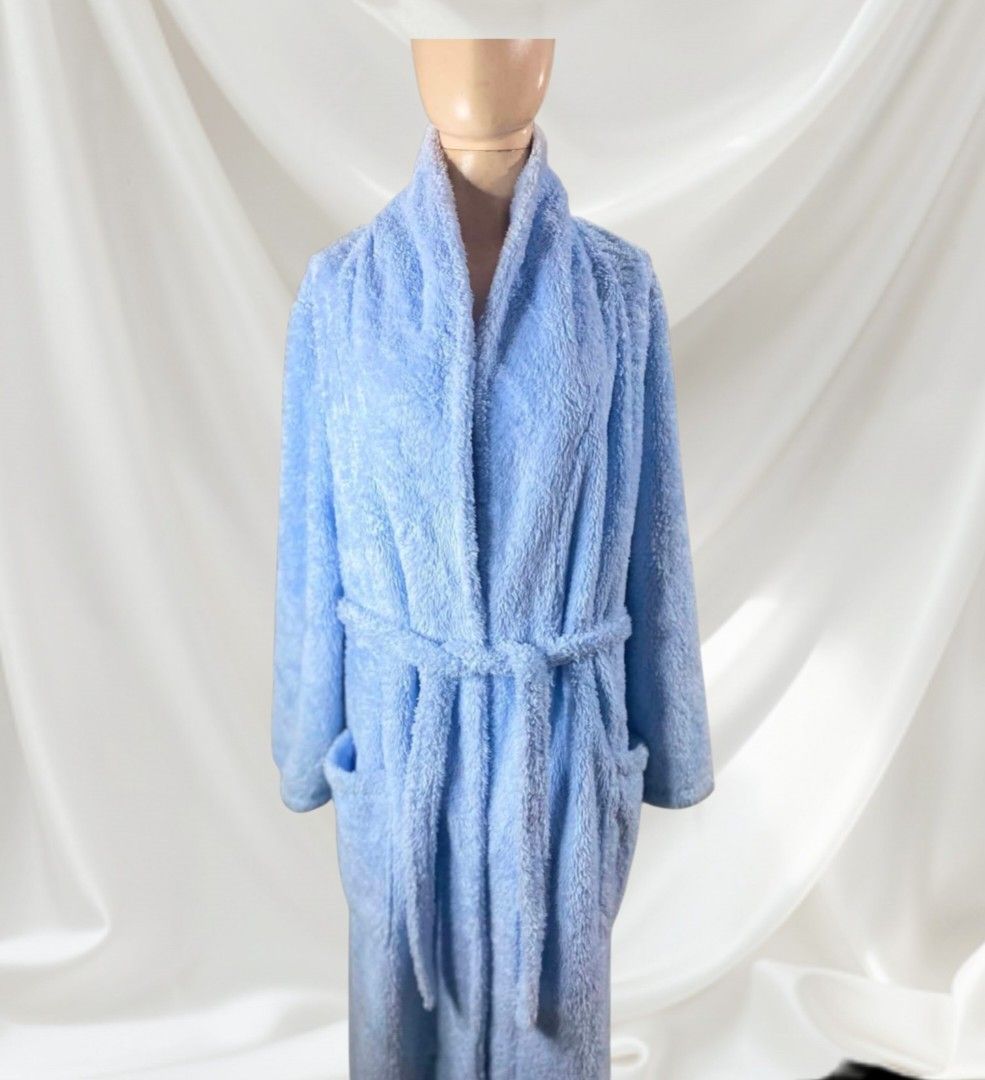 🌸 GAP BODY Light Blue Fleece Bathrobe 🌸 (Category: Undergarments & Loungewear) located in Caloocan City. Submitted by saturday.ph (Listing ID 1460500783, Image 3). Description: GAP BODY light blue plush fleece bathrobe, featuring a warm shawl collar, long sleeves, front patch pockets, and a matching tie-belt. This style of ultra-soft, fuzzy lounge robe is widely available from a variety of retailers. M on tag. Liked New.