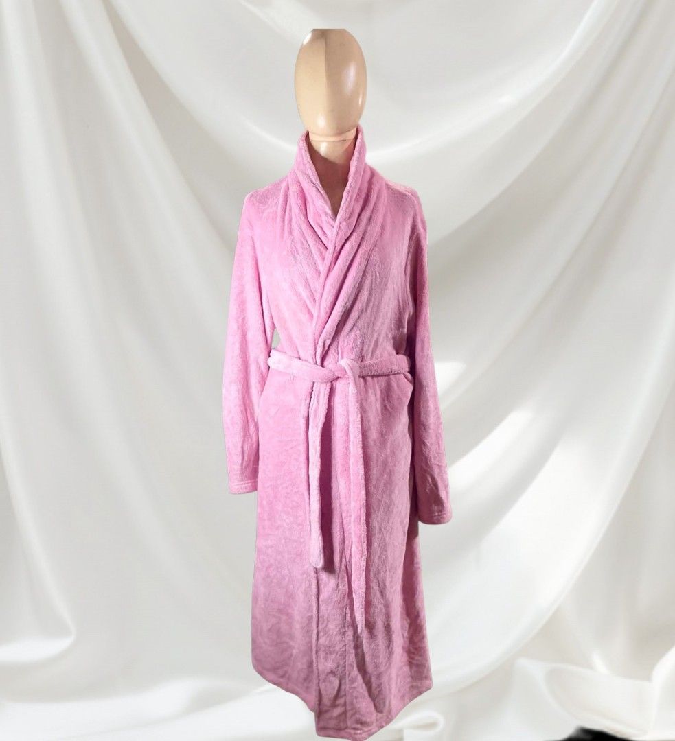 🌸 SIMPLY BASIC Pink Fleece Wrap Robe 🌸 (Category: Undergarments & Loungewear) located in Caloocan City. Submitted by saturday.ph (Listing ID 1460500571, Image 2). Description: A Simply Basic pink fleece wrap robe. It features a plush, mid-to-long length design, a classic shawl collar, and a matching self-tying waist belt for adjustable comfort. Liked new condition..