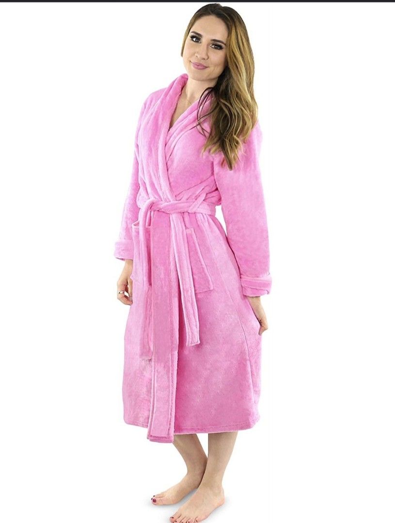 🌸 SIMPLY BASIC Pink Fleece Wrap Robe 🌸 (Category: Undergarments & Loungewear) located in Caloocan City. Submitted by saturday.ph (Listing ID 1460500571, Image 1). Description: A Simply Basic pink fleece wrap robe. It features a plush, mid-to-long length design, a classic shawl collar, and a matching self-tying waist belt for adjustable comfort. Liked new condition..