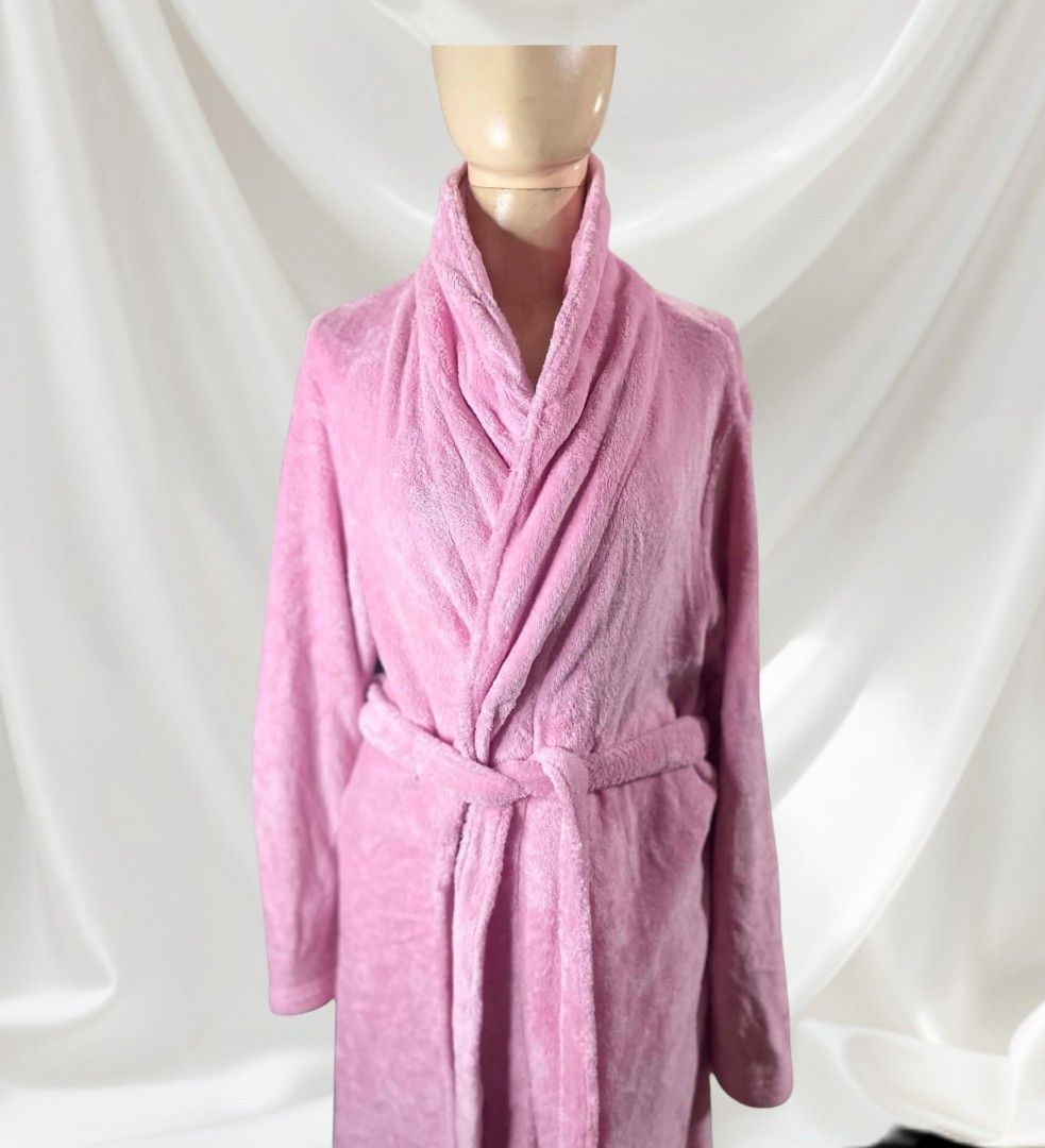 🌸 SIMPLY BASIC Pink Fleece Wrap Robe 🌸 (Category: Undergarments & Loungewear) located in Caloocan City. Submitted by saturday.ph (Listing ID 1460500571, Image 3). Description: A Simply Basic pink fleece wrap robe. It features a plush, mid-to-long length design, a classic shawl collar, and a matching self-tying waist belt for adjustable comfort. Liked new condition..