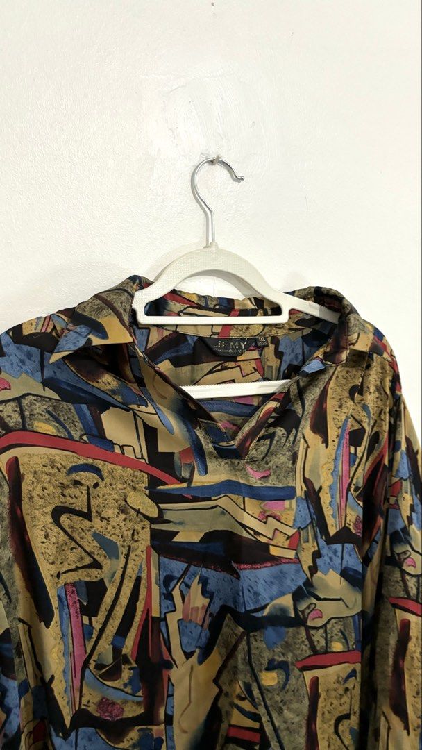 Abstract V-Neck Tunic Blouse (Category: Longsleeves) located in Caloocan City. Submitted by buymethisandthat (Listing ID 1460451321, Image 3). Description: ✨ Abstract V-Neck Tunic Blouse - ₱99 📌 CONDITION • Condition: 8.5/10 • Flaws: None visible 📏 SIZE • Tag Size: XL • Recommended: Fits Medium to Large (Loose / Oversized Fit).