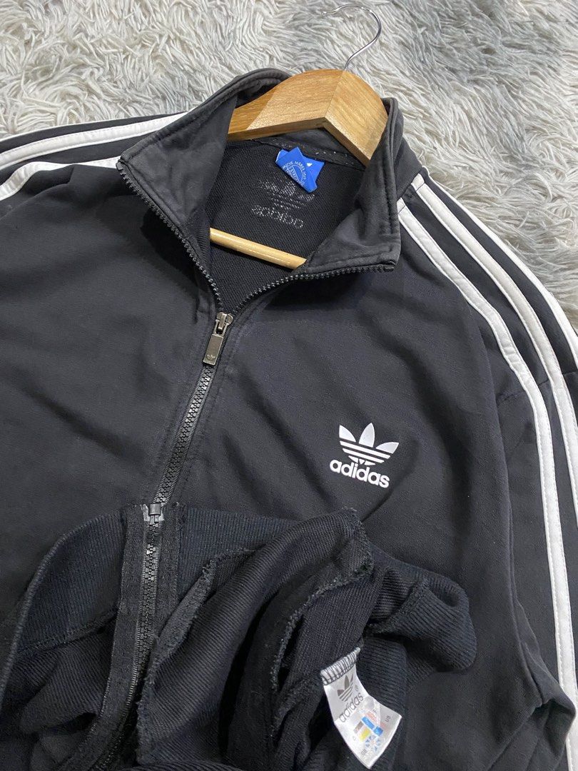 Adidas Full zip Jacket (Category: Coats, Jackets and Outerwear) located in Manila. Submitted by kurtmnla (Listing ID 1460473760, Image 3). Description: Adidas Full zip Jacket Size Large to M fit/ Unisex Dimes 23x27 Good condition/ No issue 📍Quezon city.