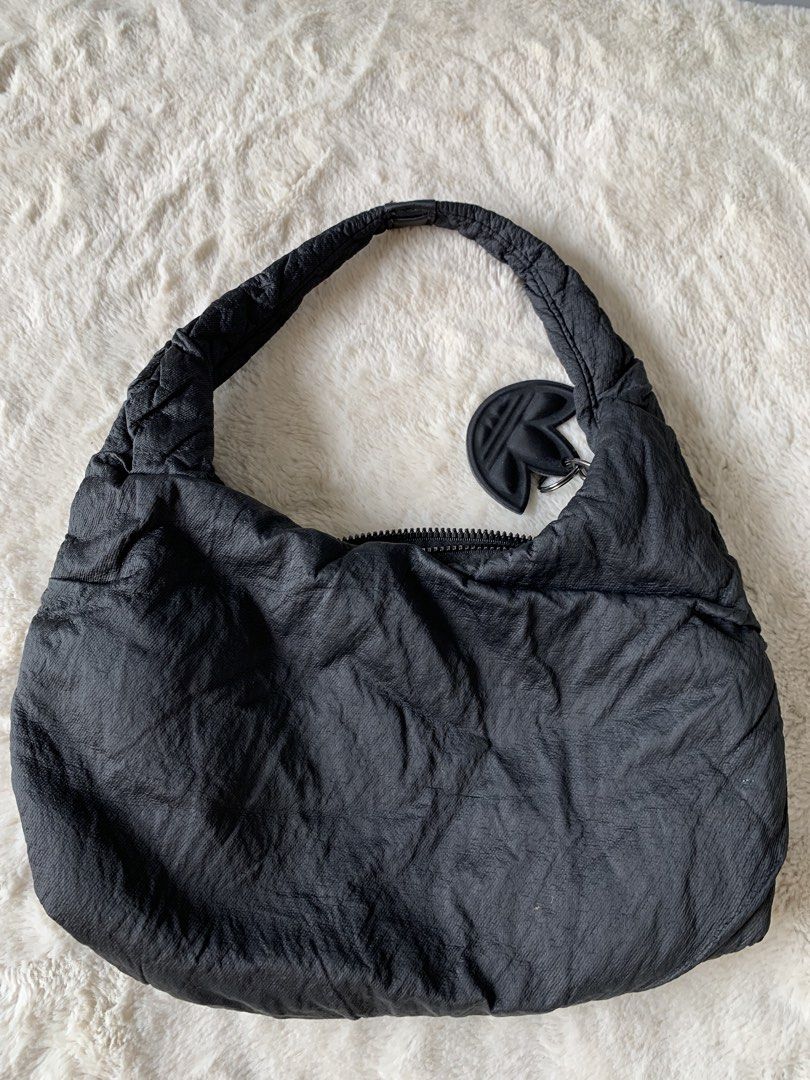 Adidas kilibag (Category: Shoulder Bags) located in Taguig. Submitted by madisam (Listing ID 1460320421, Image 2). Description: .
