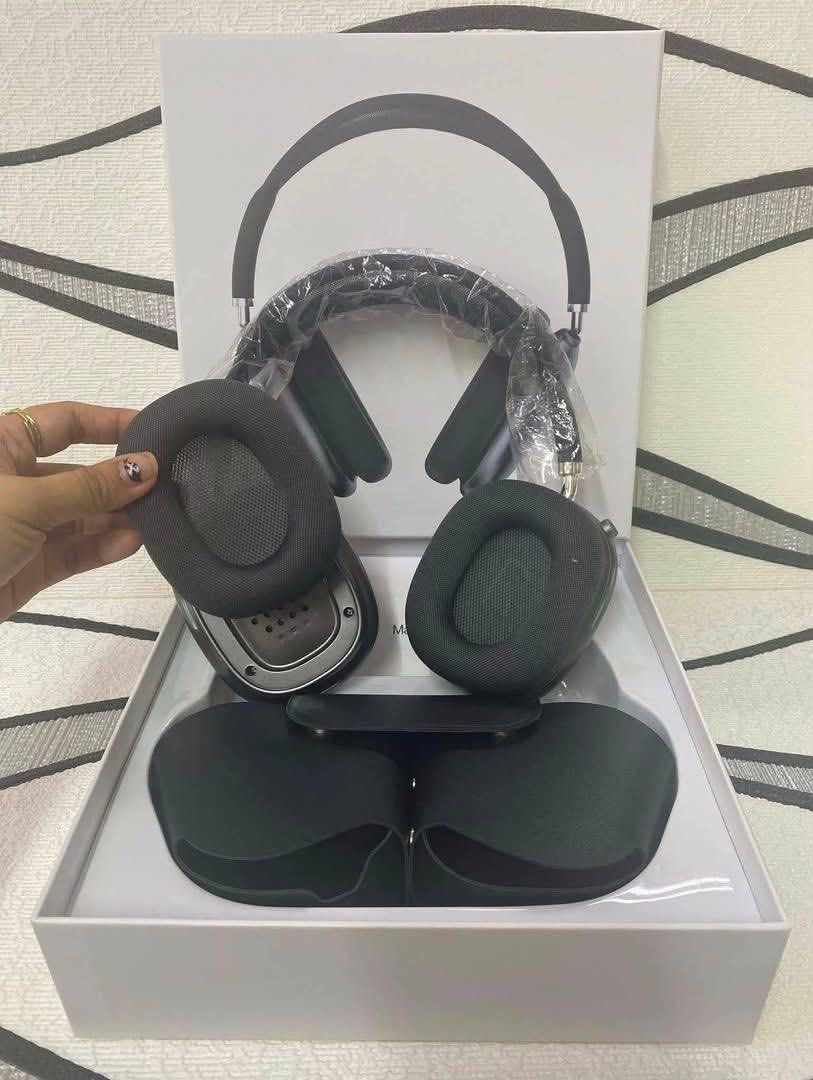 Airpods Max (Category: Headphones & Headsets) located in Manila. Submitted by magicmike08 (Listing ID 1460305402, Image 2). Description: AirPods Max ✅Turn on Bluetooth ✅Connect AirPods max (magnetic)❤️‍🔥 ✅Turn the digital crown to adjust volume 👉Press once to play or pause 👉Double-press to ship forward 👉Triple -press to skip back headset wireless earphone USB -C Dm to order.