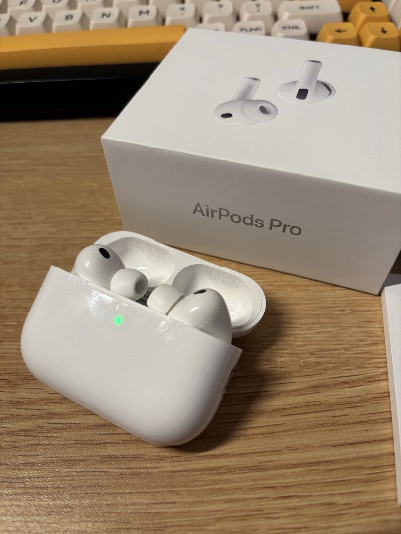 AirPods Pro 3 (with ANC) + free case (Category: Earphones) located in Maasin. Submitted by gwenchanaa (Listing ID 1460403127, Image 3). Description: with original box and inclusions with free transparent case Delivery via LBC or J&T Location: Leyte.