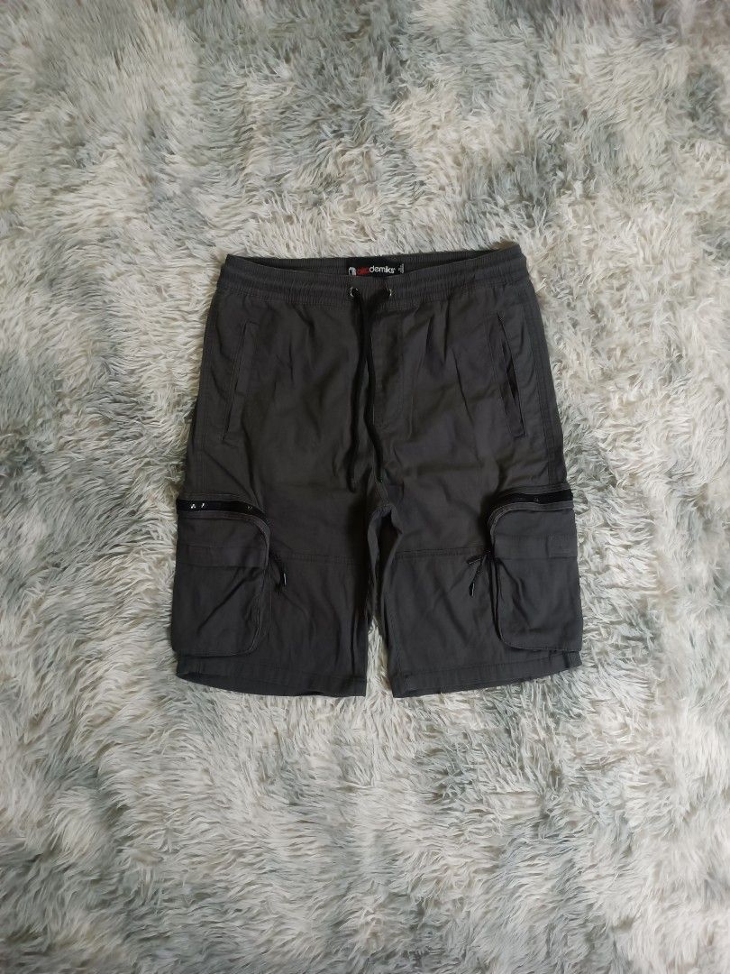 Akademiks Cargo Short (Dark Gray) (Category: Shorts) located in Mandaluyong City. Submitted by retro.199x (Listing ID 1460356766, Image 1). Description: SIZE MEDUIM ON TAG Waist: 30-34 Length: 21.5 Thigh: 12 Leg Opening: 9.5 GOOD CONDITION.