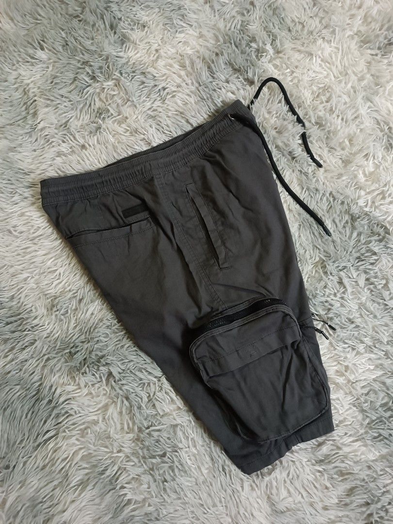 Akademiks Cargo Short (Dark Gray) (Category: Shorts) located in Mandaluyong City. Submitted by retro.199x (Listing ID 1460356766, Image 3). Description: SIZE MEDUIM ON TAG Waist: 30-34 Length: 21.5 Thigh: 12 Leg Opening: 9.5 GOOD CONDITION.