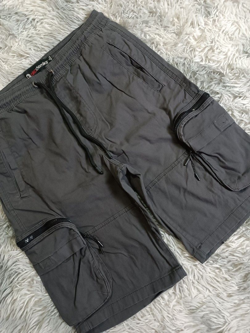 Akademiks Cargo Short (Dark Gray) (Category: Shorts) located in Mandaluyong City. Submitted by retro.199x (Listing ID 1460356766, Image 2). Description: SIZE MEDUIM ON TAG Waist: 30-34 Length: 21.5 Thigh: 12 Leg Opening: 9.5 GOOD CONDITION.
