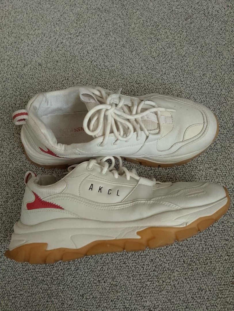 AKIII CLASSIC URBAN TRACKER Sneakers (Category: Sneakers) located in Cabadbaran. Submitted by ztsfinds (Listing ID 1460326843, Image 2). Description: -Urban Tracker sneakers in the Off- white Ivory -Fashion Shoes, working shoes. -Unisex -This is curated ukay footwear. -Size: 43/280/10 -Heel hight: 4.5 cm.