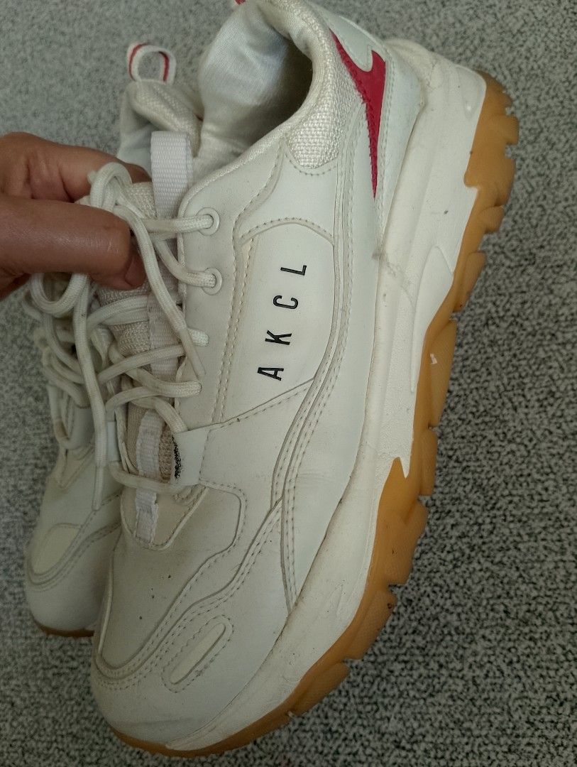 AKIII CLASSIC URBAN TRACKER Sneakers (Category: Sneakers) located in Cabadbaran. Submitted by ztsfinds (Listing ID 1460326843, Image 3). Description: -Urban Tracker sneakers in the Off- white Ivory -Fashion Shoes, working shoes. -Unisex -This is curated ukay footwear. -Size: 43/280/10 -Heel hight: 4.5 cm.