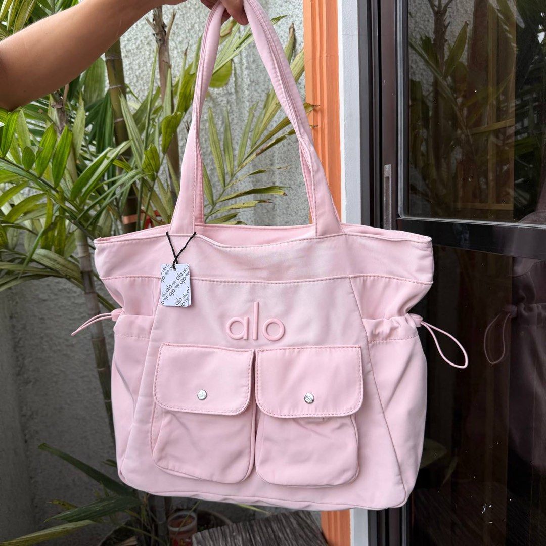 al🫧 utility tote bag (Category: Tote Bags) located in Baguio. Submitted by renzms (Listing ID 1460388350, Image 1). Description: alo utility tote bag 🤍 ₱850 each alo utility tote bag 🤍 ₱850 each • fresh from 🇻🇳 • actual photos | what you see is what you get • meet up in town (every saturday only) • requires 50% dp to secure the item then the remaining balance upon meet up (Baguio City buyers only) • can ship nationwide via tiktok co visit @a