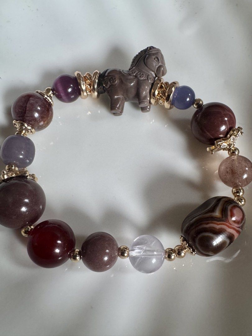 Alashan duo bao bracelet (Category: Bracelets) located in Quezon City. Submitted by nics006 (Listing ID 1460392159, Image 3). Description: The Power, Vitality & Protection Blend: This striking combination pairs the grounding, earthy beauty of Alashan Agate and Red Amber with the protective shield of Cat’s Eye. Infused with the high-vibrational energies of Fire Quartz and Strawberry Quartz to attract love and focus, this collection features a Hors