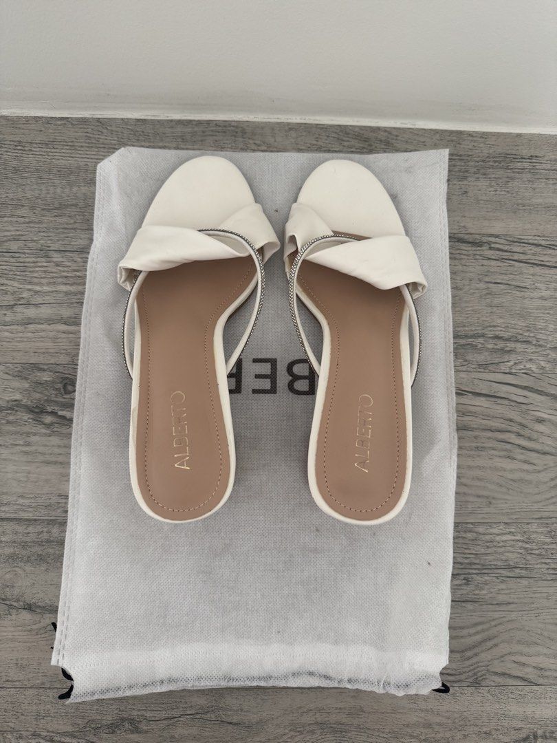 Alberto Dinah Heeled Sandals (Category: Heels) located in Manila. Submitted by celestial08 (Listing ID 1460429079, Image 2). Description: Set as negotiable: Yes.