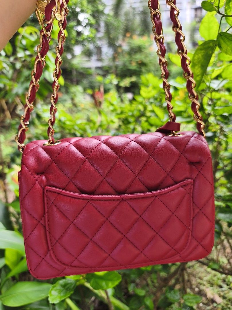 ALBERTO Margate in Mini (Category: Shoulder Bags) located in Manila. Submitted by chunlimuffin_0408 (Listing ID 1460397979, Image 2). Description: - Eye-catching red quilted handbag - Elegant gold chain strap - Secure gold buckle closure - Subtle 'ALBERTO' embossed tag - Convenient back pocket - Ideal for evening events or adding a vibrant touch to any outfit - Compact size: approximately 7 inches wide and 5 inches tall.