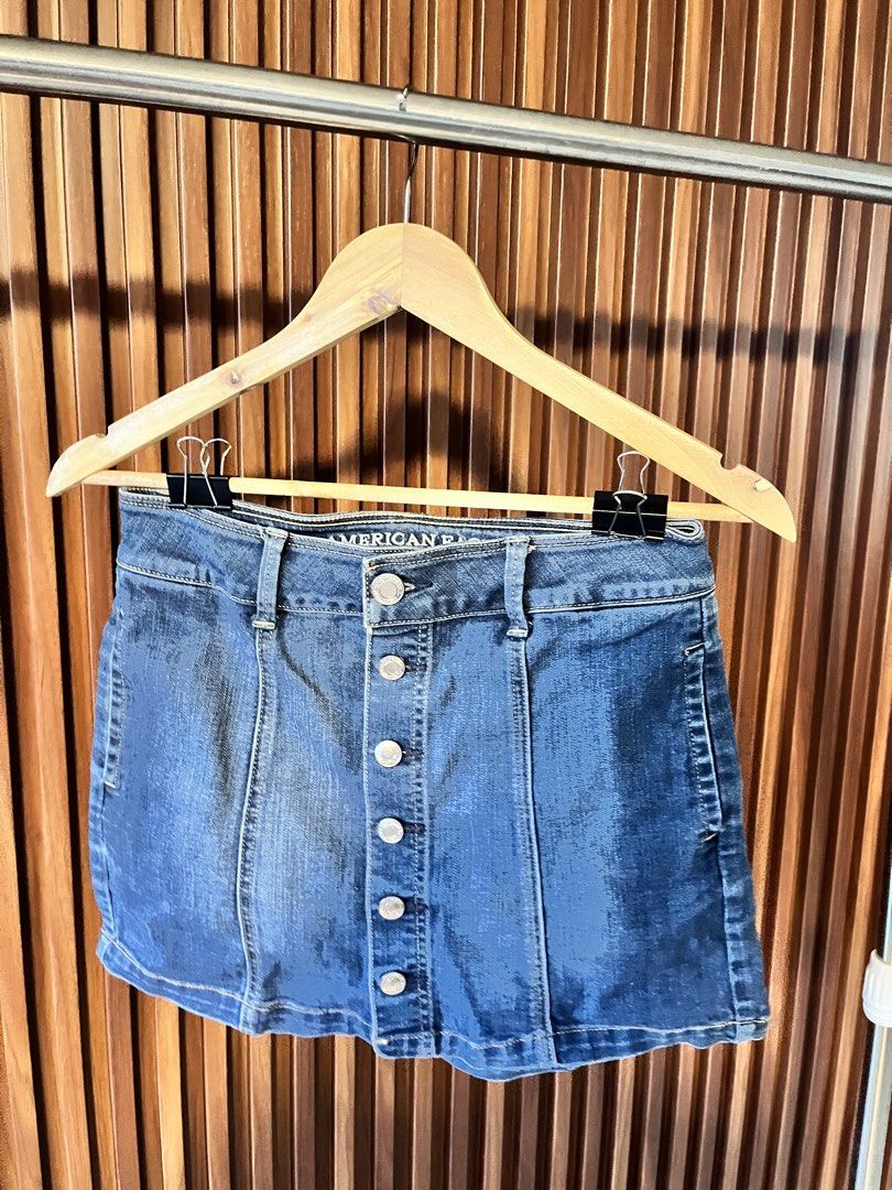 American Eagle Button Front Denim Mini Skirt (Category: Skirts) located in Echague. Submitted by aeafitz (Listing ID 1460362105, Image 1). Description: - Classic blue denim mini skirt - High-waisted style - Button front closure - Estimated size: 27 - Versatile for casual outfits - Easy to pair with various tops and shoes.