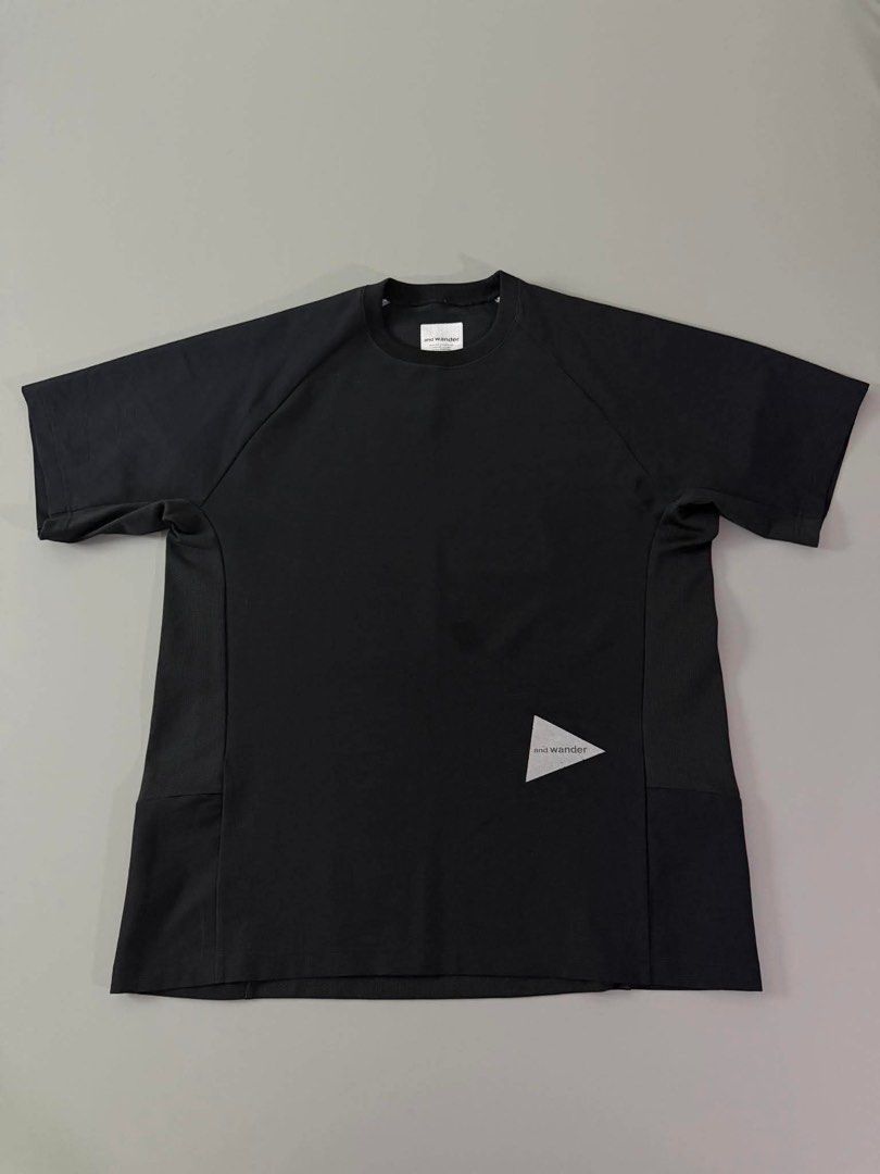 AND WANDER (Category: Tshirts & Polo Shirts ) located in Guagua. Submitted by sweetboyy (Listing ID 1460459060, Image 1). Description: AND WANDER EXCELLENT CONDITION / ISSUE: HAIRLINE ON PRINT SIZE 5 (XLARGE)ON TAG / DIMES L28 W23.