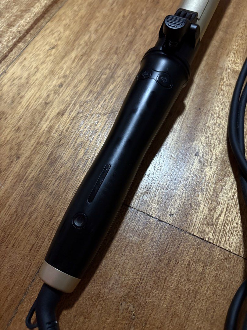ANKO Gold Automatic Hair Curler 32mm (Category: Hair) located in Paranaque City. Submitted by petite.arch1ve (Listing ID 1460432194, Image 3). Description: - Gold barrel curling iron - Black handle with automatic control buttons - AU Plug - Ready to use for hair styling - Used twice only - Bought in Anko Australia .