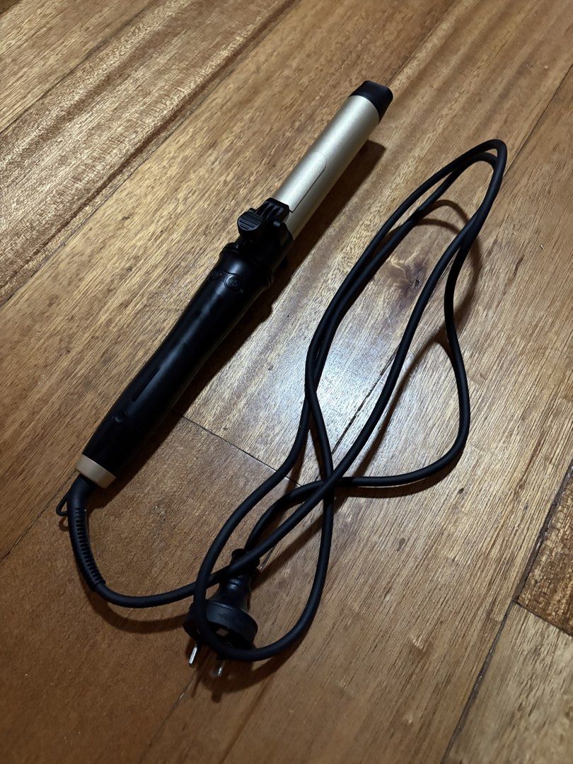 ANKO Gold Automatic Hair Curler 32mm (Category: Hair) located in Paranaque City. Submitted by petite.arch1ve (Listing ID 1460432194, Image 2). Description: - Gold barrel curling iron - Black handle with automatic control buttons - AU Plug - Ready to use for hair styling - Used twice only - Bought in Anko Australia .