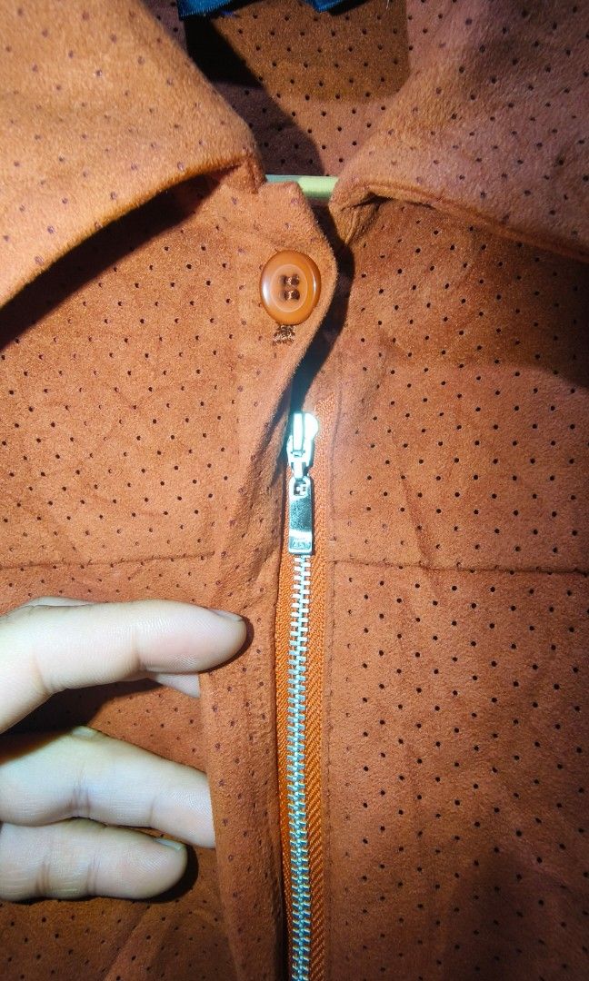 ANNE KLEIN II (Category: Coats, Jackets and Outerwear) located in Makati City. Submitted by updownthrift (Listing ID 1460463379, Image 3). Description: NO ISSUE SUEDE MATERIAL NEED WASH.